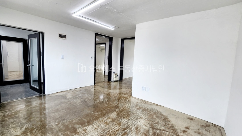 서울 용산구 이태원동 깔끔한 리모델링 사무실, 에폭시바닥 예뻐요 월세 매물번호 13623 사진 4