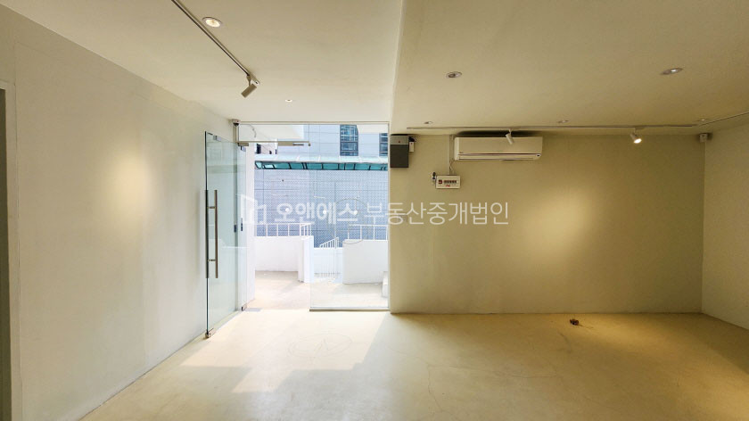 서울 중구 신당동 의류업 밀집되어 있는 곳에 위치한 사무실 월세 매물번호 13946 사진 1