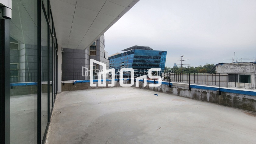 서울 용산구 이태원동 이태원 대로변에 위치한 123평 신축 건물 통임대 월세 매물번호 14250 사진 2