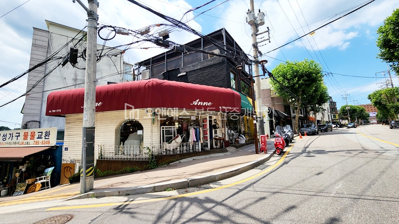 서울 용산구 이태원동 엔틱거리 코너자리 가시성좋은 상가/사무실 월세 매물번호 14302 사진 1