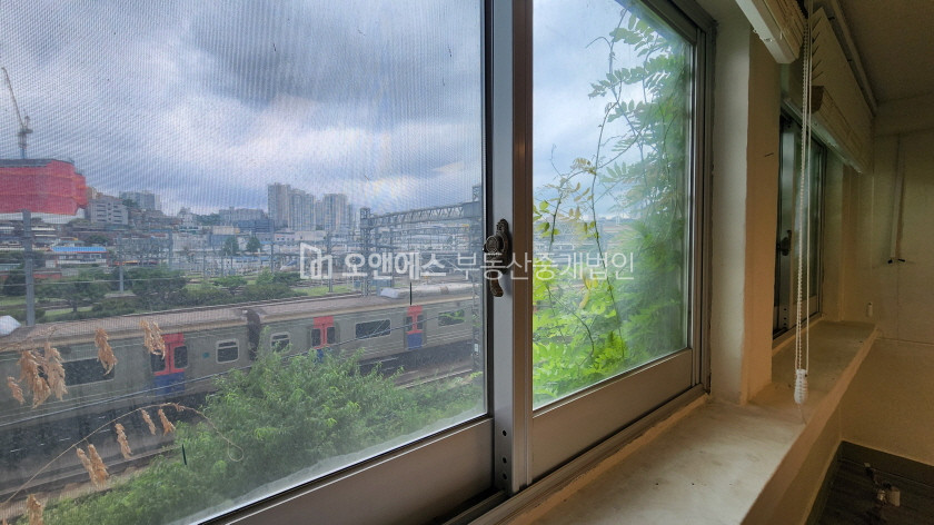 서울 용산구 동자동 전철길 뷰 창 많고, 분리되어 있는 깨끗한 사무실 월세 매물번호 14321 사진 1