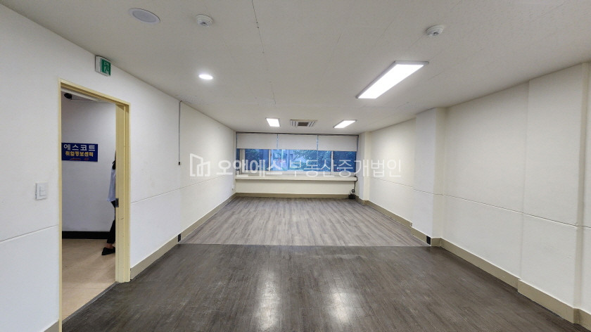 서울 용산구 동자동 전철길 뷰 창 많고, 분리되어 있는 깨끗한 사무실 월세 매물번호 14321 사진 4