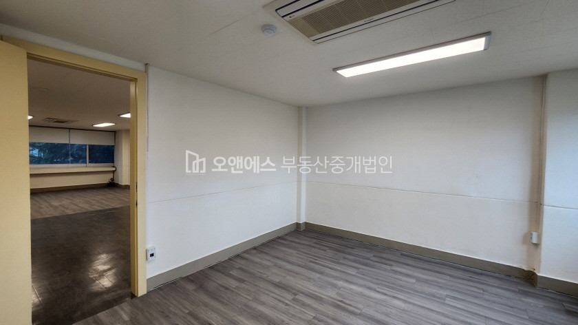 서울 용산구 동자동 전철길 뷰 창 많고, 분리되어 있는 깨끗한 사무실 월세 매물번호 14321 사진 5