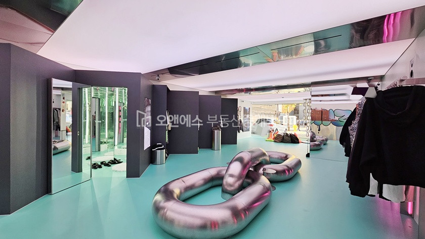 서울 용산구 한남동 이태원로 대로변에 위치한 가시성 좋은 1층 상가 월세 매물번호 14641 사진 1
