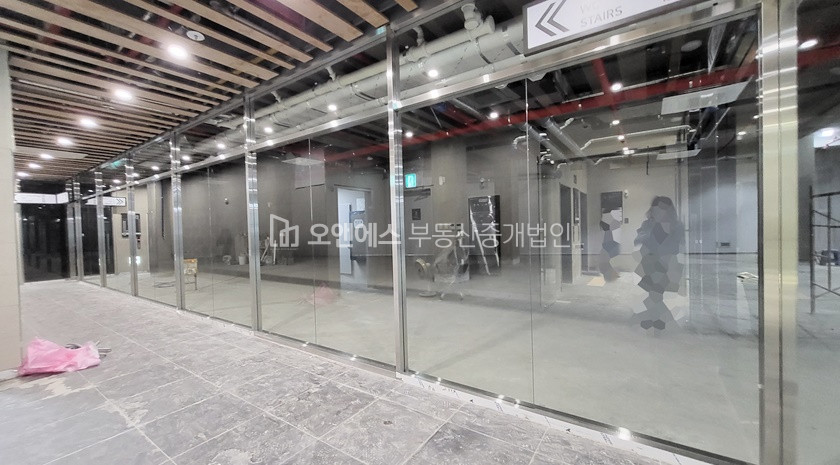 서울 용산구 이태원동 층고4.3M 지하 첫입주 대로변 월세 매물번호 12187 사진 2