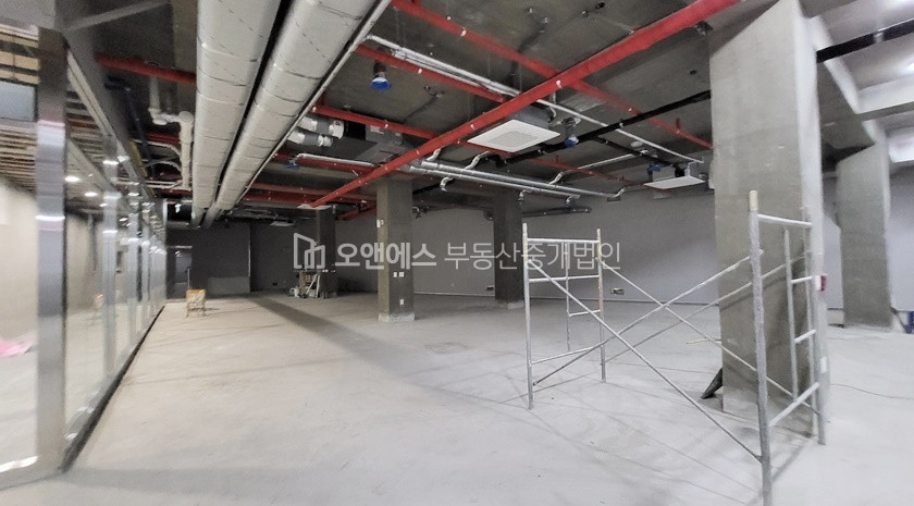 서울 용산구 이태원동 층고4.3M 지하 첫입주 대로변 월세 매물번호 12187 사진 3