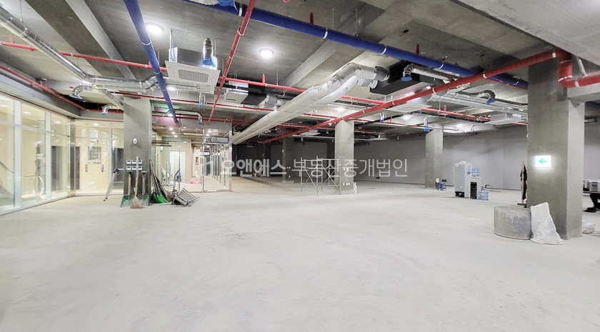 서울 용산구 이태원동 층고4.3M 지하 첫입주 대로변 월세 매물번호 12187 사진 4