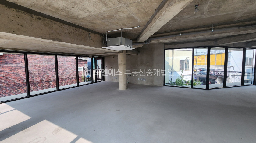 서울 용산구 용산동2가 뻥뚫린 개방감이 돋보이는 컨디션 좋은 첫입주 상가사무실 월세 매물번호 14592 사진 4