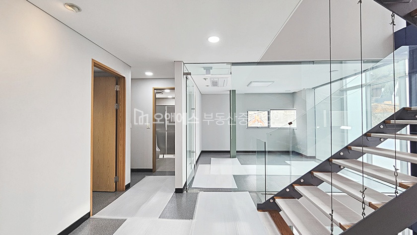 서울 용산구 한남동 유엔빌리지 내부 컨디션 좋은 3개층 연층 사용 사무실 월세 매물번호 14614 사진 10