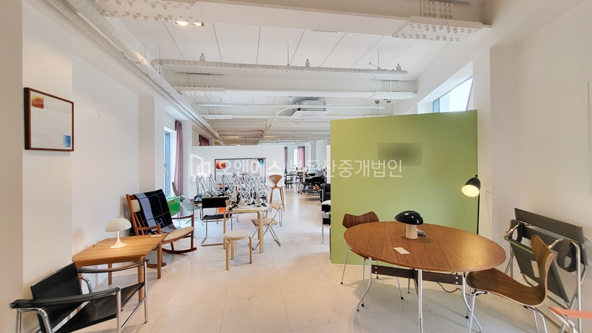 서울 용산구 한남동 유니크한 멋이 있는 빌딩 사무실 임대 월세 매물번호 12452 사진 2