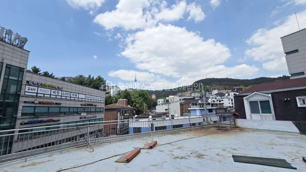 서울 용산구 이태원동 경리단길 대로변 3층 상가, 사무실 전용 40평대 넓은 테라스 공간 이용 가능 월세 매물번호 15548 사진 3