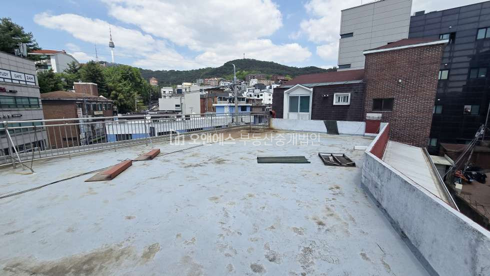 서울 용산구 이태원동 경리단길 대로변 3층 상가, 사무실 전용 40평대 넓은 테라스 공간 이용 가능 월세 매물번호 15548 사진 4