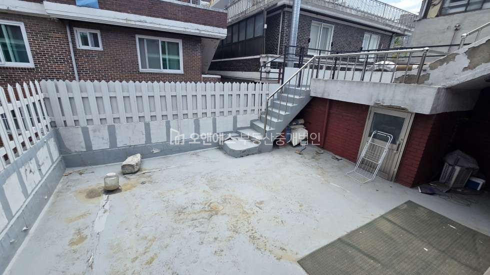 서울 용산구 이태원동 경리단길 대로변 3층 상가, 사무실 전용 40평대 넓은 테라스 공간 이용 가능 월세 매물번호 15548 사진 5