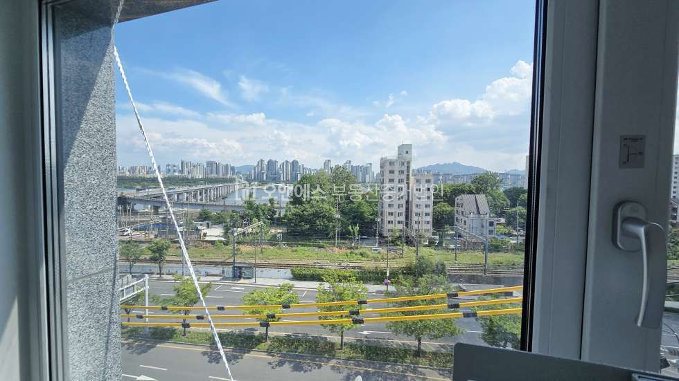 서울 용산구 서빙고동 198-4 (한울마루) 가동 한강뷰 조망 신축 첫입주 거실 안방 분리 1.5룸 전세 매물번호 15619 사진 4