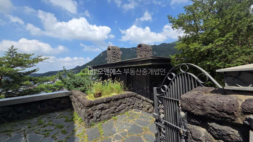서울 종로구 평창동 시원한 뷰가 돋보이는 단독주택 매매 매물번호 13526 사진 1