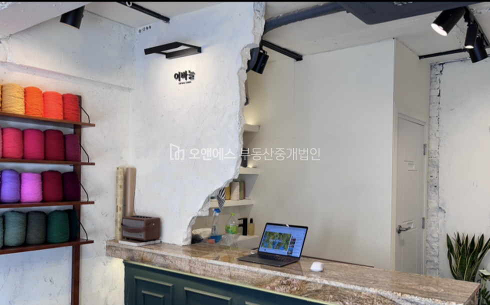 서울 용산구 이태원동 월세 90만원! 창업하기 좋은 경리단길 통창 1층 매장 월세 매물번호 15670 사진 4